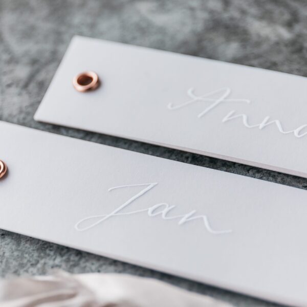 kalligrafierte Platzkarte und Anhänger für Gastgeschenke, kupferfarbene Öse