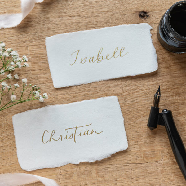 kalligrafierte Platzkarten auf handgeschöpftem Papier, goldene Tinte