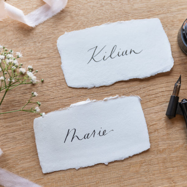 kalligrafierte Platzkarten auf handgeschöpftem Papier, schwarze Tinte