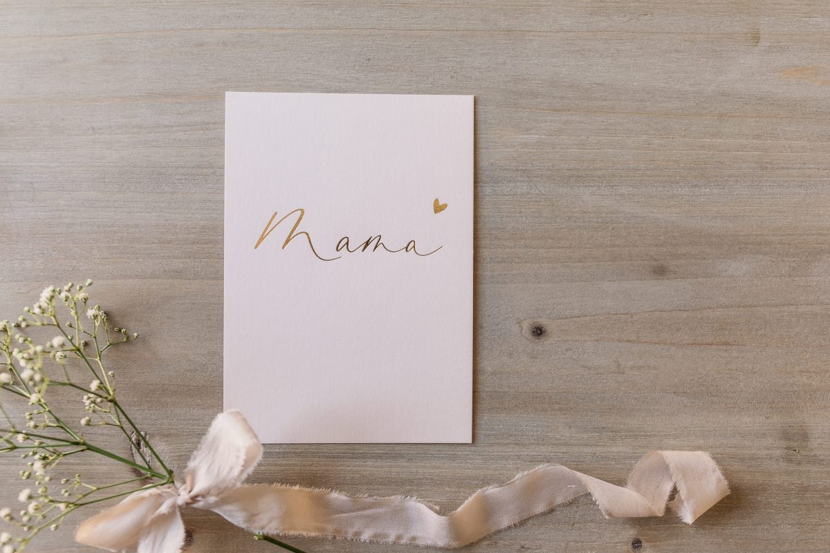 Postkarte "Mama" mit goldener Heißfolienprägung, von oben