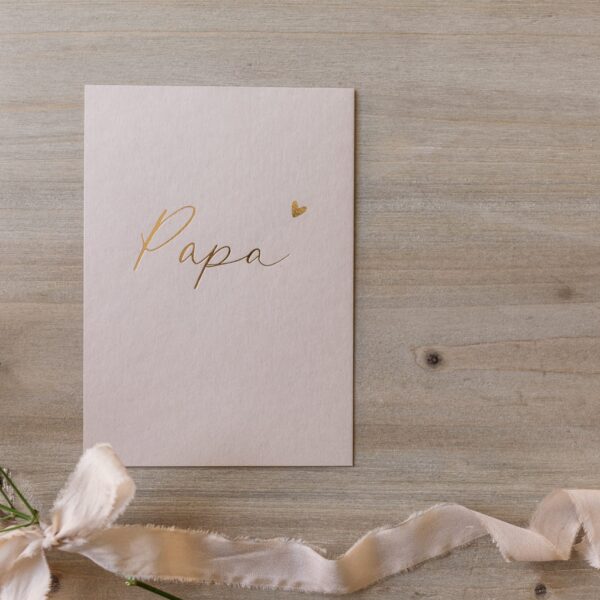 Postkarte "Papa" mit goldener Heißfolienprägung, von oben