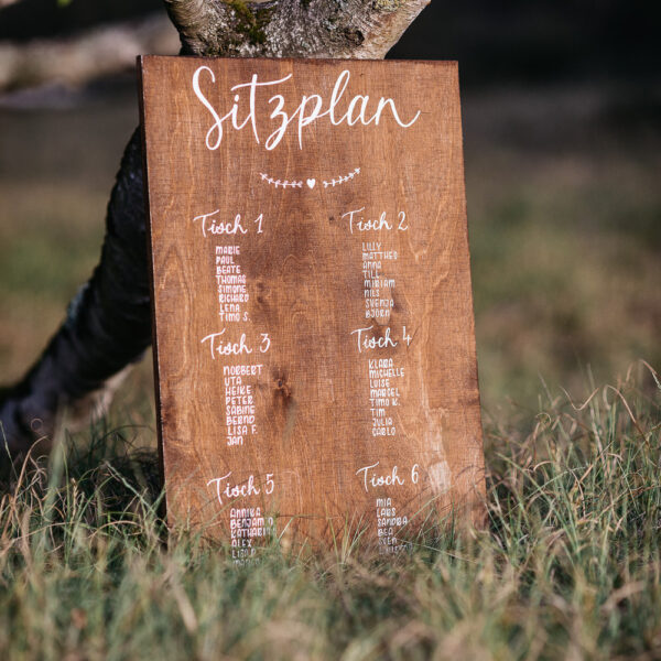 Sitzplan aus Holz, Kalligrafie