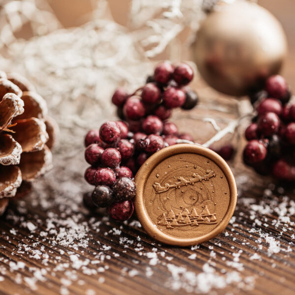Wachssiegel mit Weihnachtsmotiv in gold, Weihnachtsmann fliegt im Schlitten über Tannen