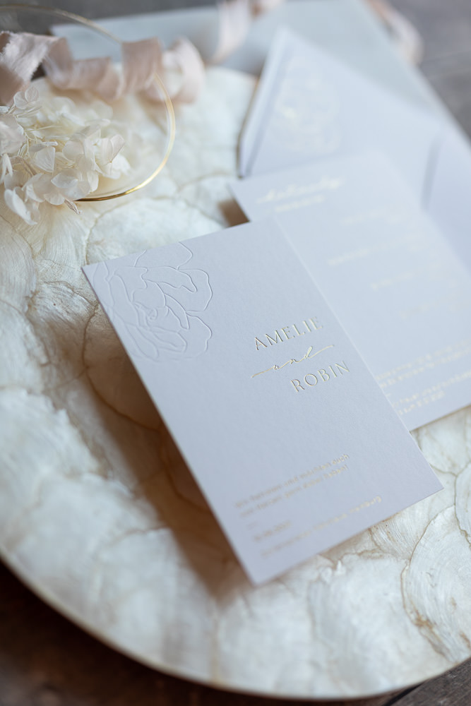 Goldprägung des Hochzeitspapeterie Sets Eloise.