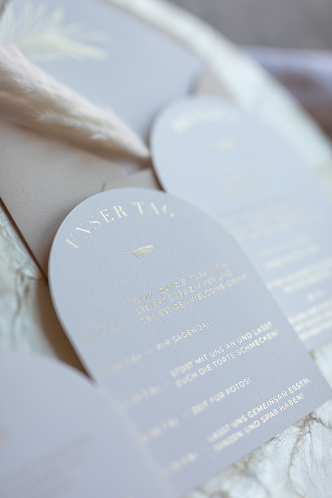 Detailaufnahme der Goldprägung von dem Hochzeitspapeterie Set Kala.