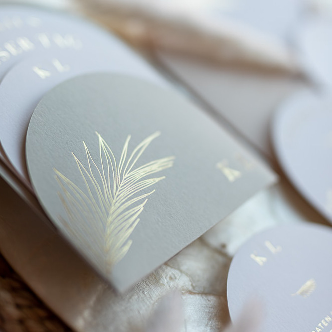 Detailaufnahme des Palmenblatts von dem Hochzeitspapeterie Set Kala.