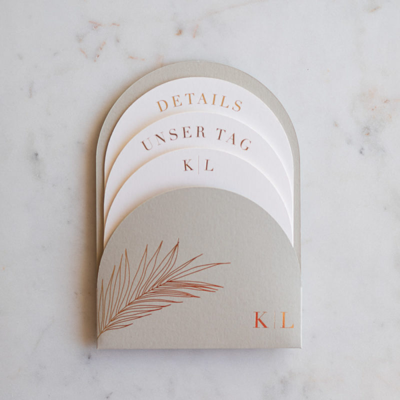 Tasche des Hochzeitspapeterie Sets Kala in salbeigrün.