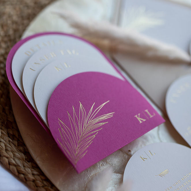 Tasche des Hochzeitspapeterie Sets Kala in Pink.