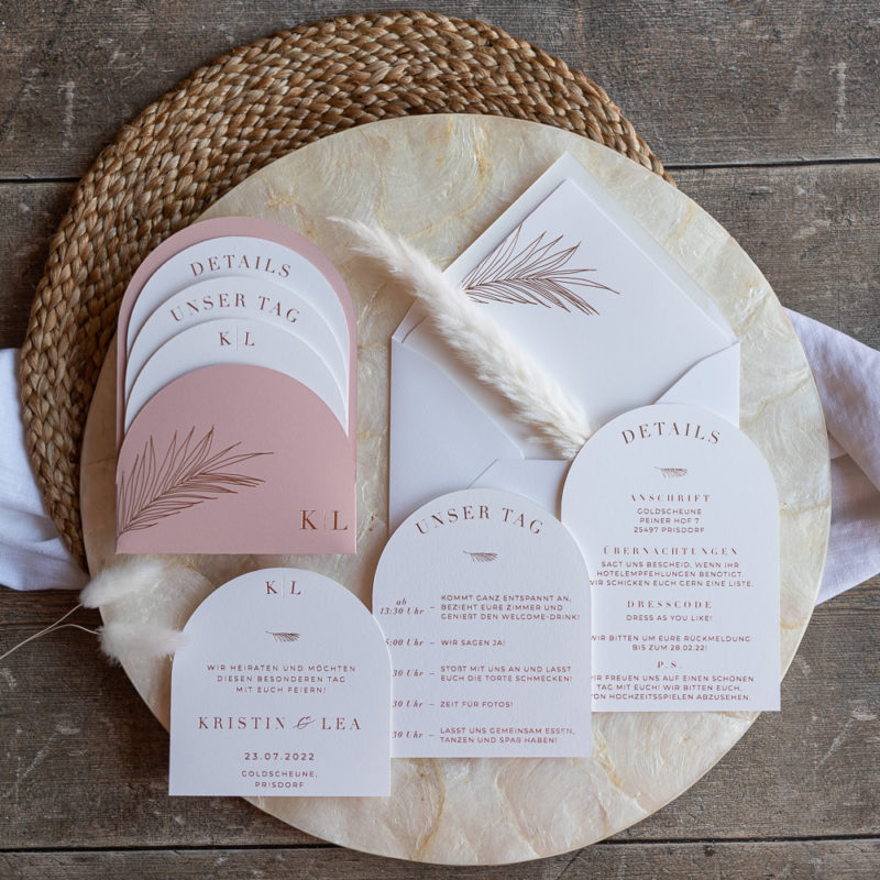 Tasche des Hochzeitspapeterie Sets Kala in rosa.
