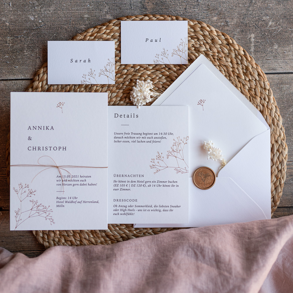 Ein Flatley von einem Hochzeitspapeterie Set mit Schleierkraut Prägung.