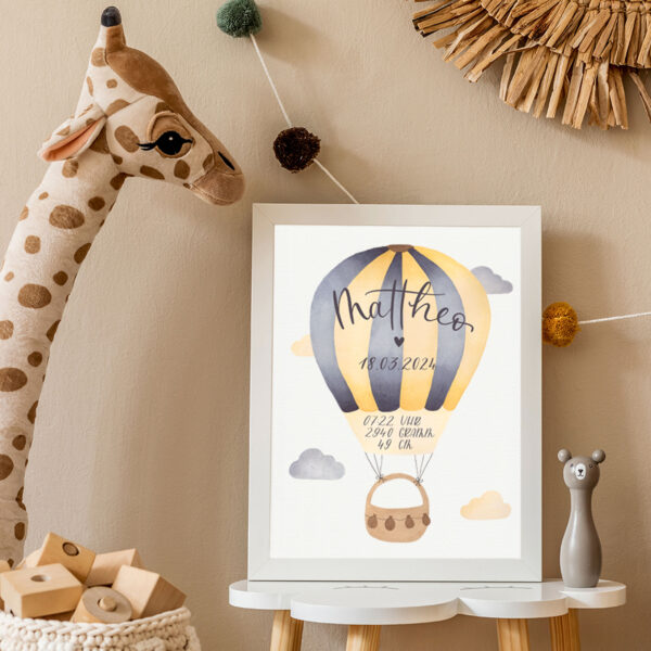 Geburtsposter mit Heißluftballon Motiv in blau gelb im Kinderzimmer