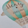 Detailaufnahme von Geburtsposter mit Heißluftballon Motiv in mint braun