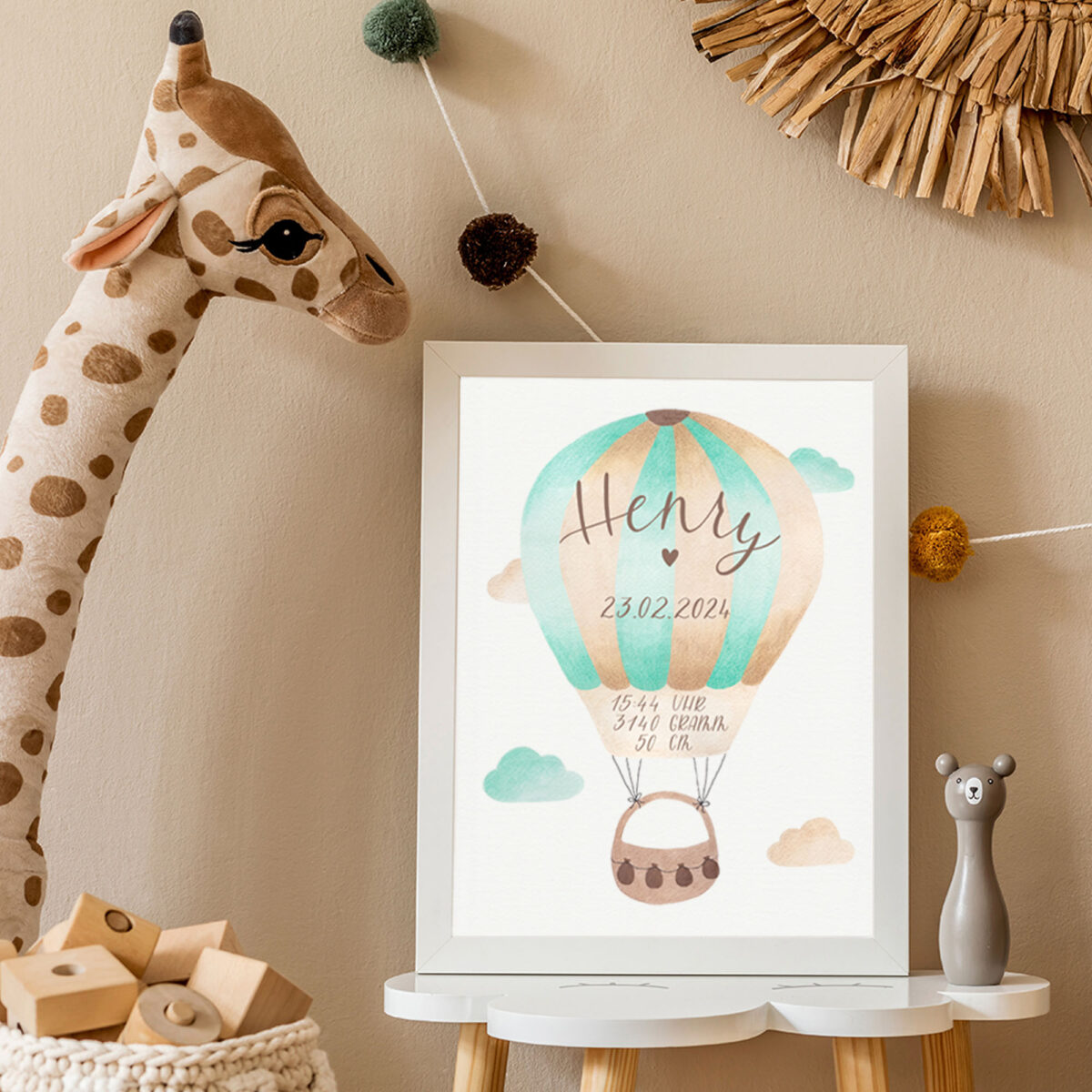 Geburtsposter mit Heißluftballon Motiv in mint braun im Kinderzimmer