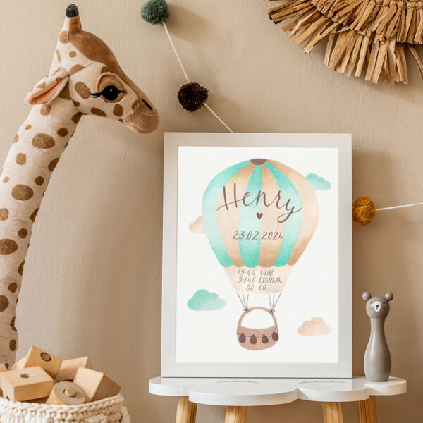 Geburtsposter mit Heißluftballon Motiv in mint braun im Kinderzimmer