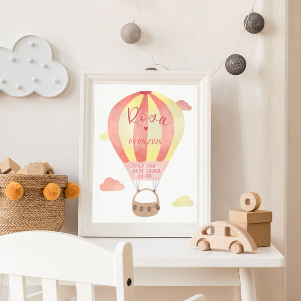 Geburtsposter mit Heißluftballon Motiv in rosa gelb im Kinderzimmer