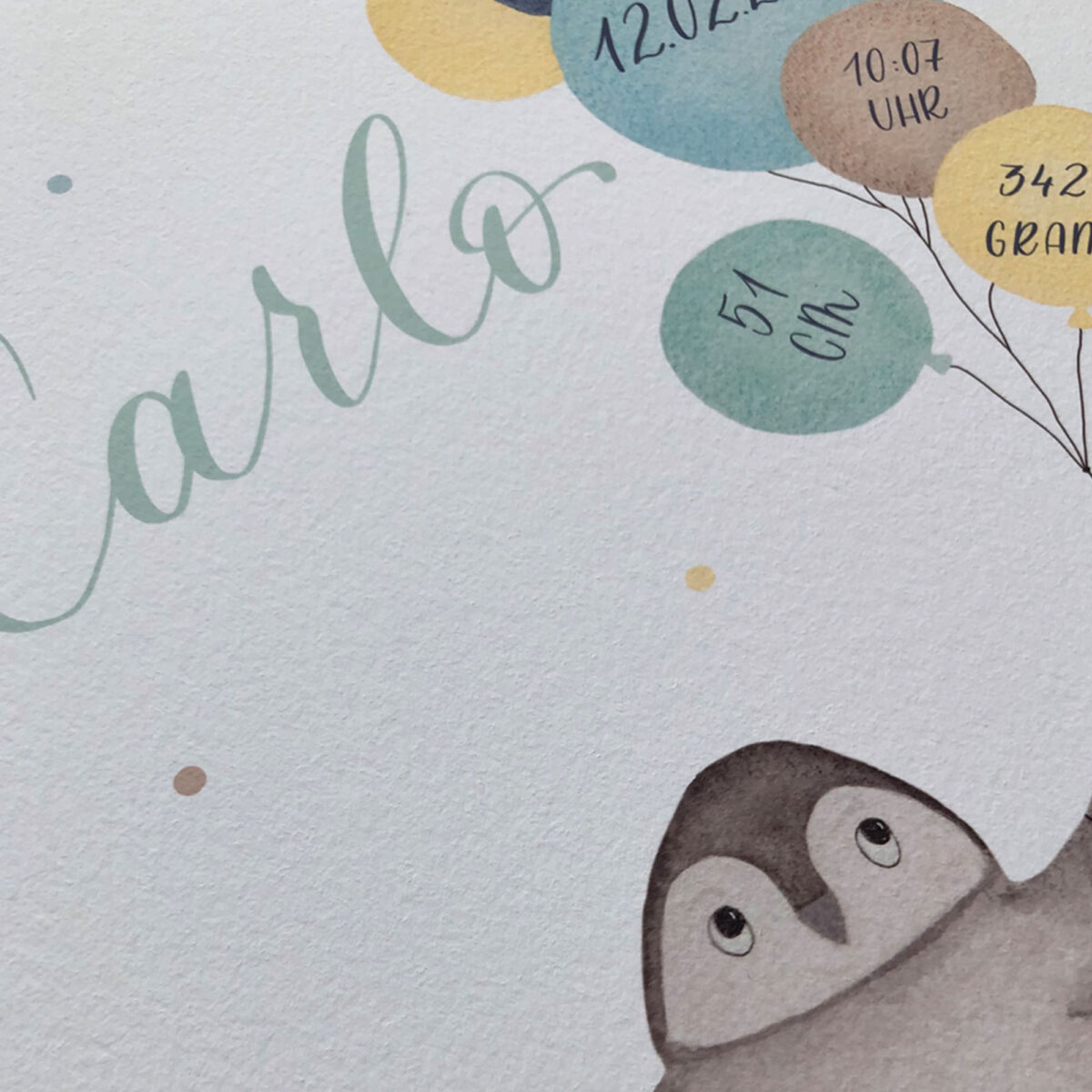 Detailaufnahme von Geburtsposter mit Pinguin Motiv in blau gelb