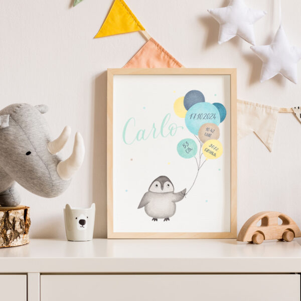 Geburtsposter mit Pinguin Motiv in blau gelb im Kinderzimmer