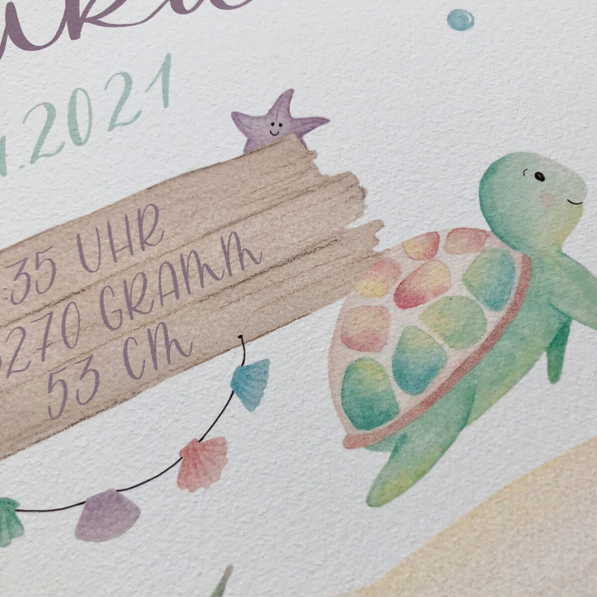Detailaufnahme von Geburtsposter mit Unterwasserwelt Motiv